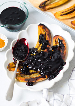 Baked Turmeric Bananas With Wild Blueberry Sauce