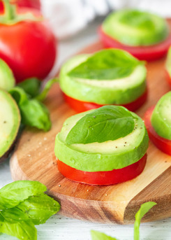 Avocado Caprese Salad 